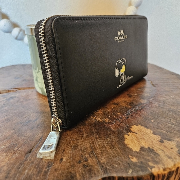 COACH Peanuts Snoopy Black Leather Accordion Zip Wallet Limited Edition NWT - Picture 4 of 13